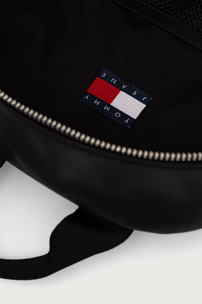 Tommy Jeans nahrbtnik ženski iz umetnega usnja črna AW0AW19043