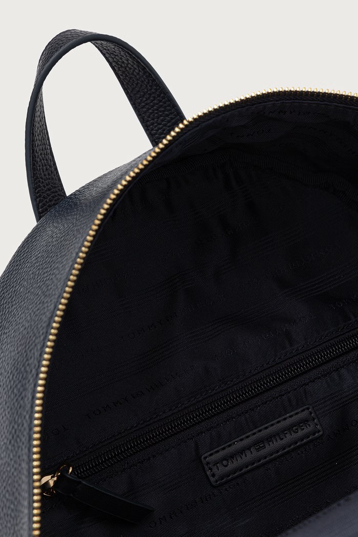 Batoh dámský z imitace kůže Tommy Hilfiger námořnická modř AW0AW19335
