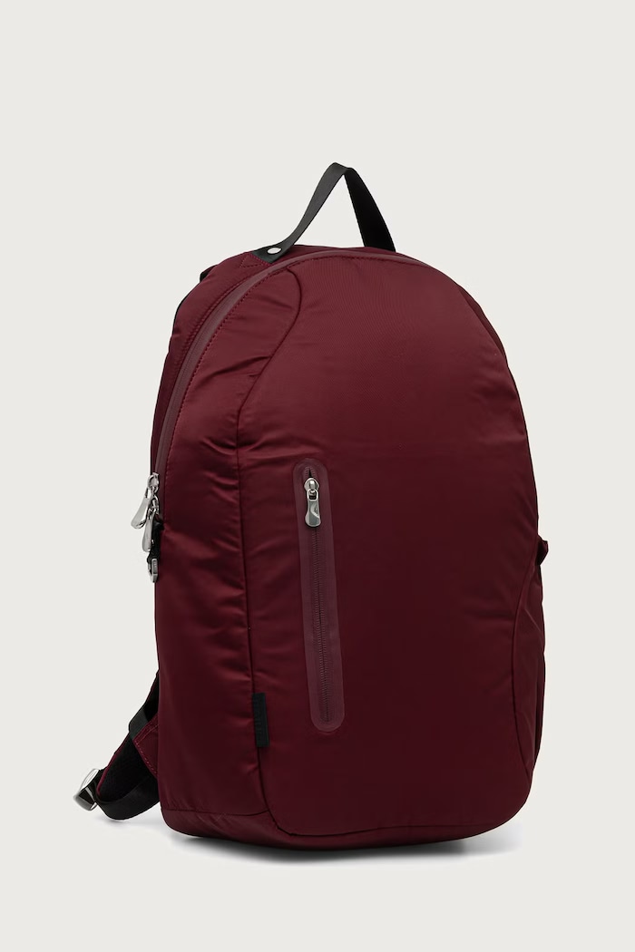 Rains Ruksak Delphi 21030.199 burgundské AW26