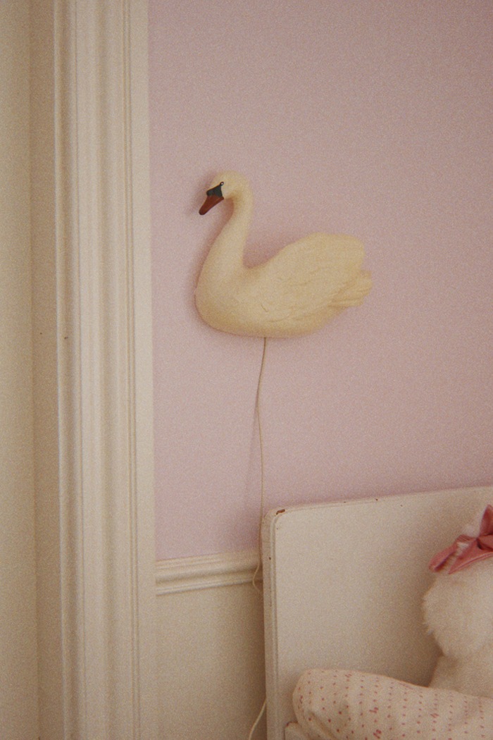 Lampka nocna dziecięca SWAN WALL LAMP Konges Sløjd KS106276.9BY2 beżowy