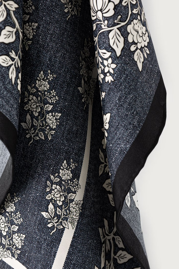 Weekend Max Mara Apaszka damska jedwabna WKASIAM 2625546054600 granatowy AW26