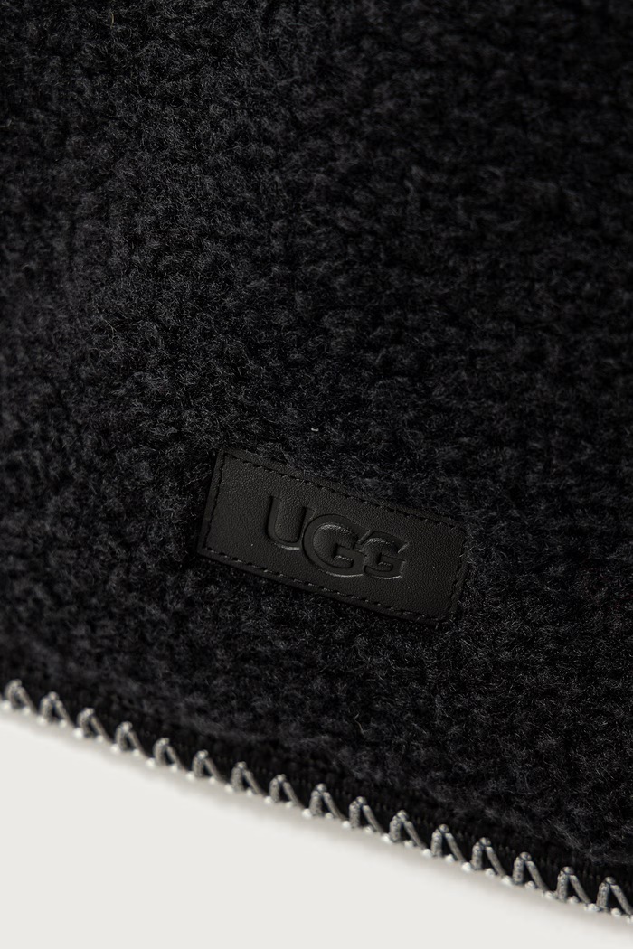 UGG Szalik damski 105974. czarny AW26