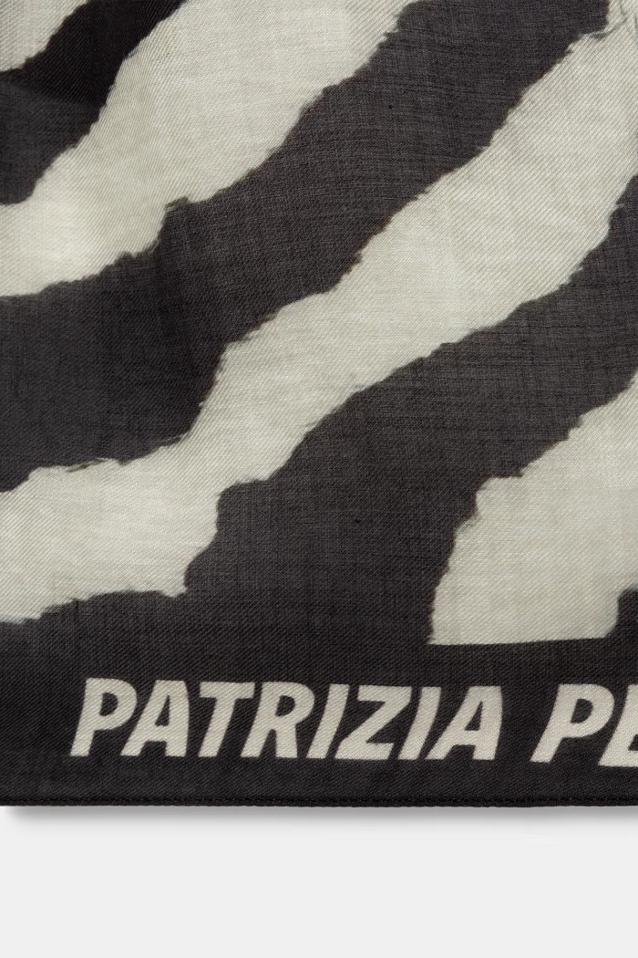 Patrizia Pepe szal damski z dodatkiem jedwabiu 8F0024.A0641 czarny AW26