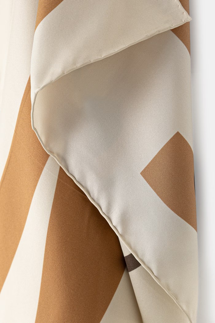 Akcesoria Moschino apaszka damska jedwabna M3434.3549 beżowy