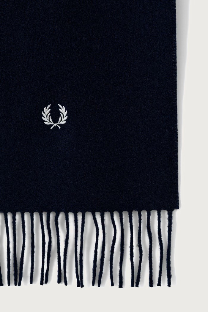 Fred Perry Szalik wełniany C3320.608 granatowy AW26