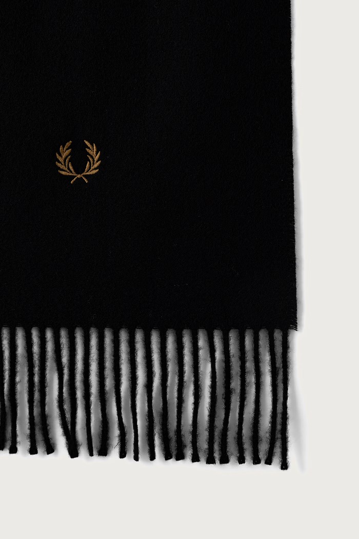 Fred Perry Szalik wełniany C3320.102 czarny AW26