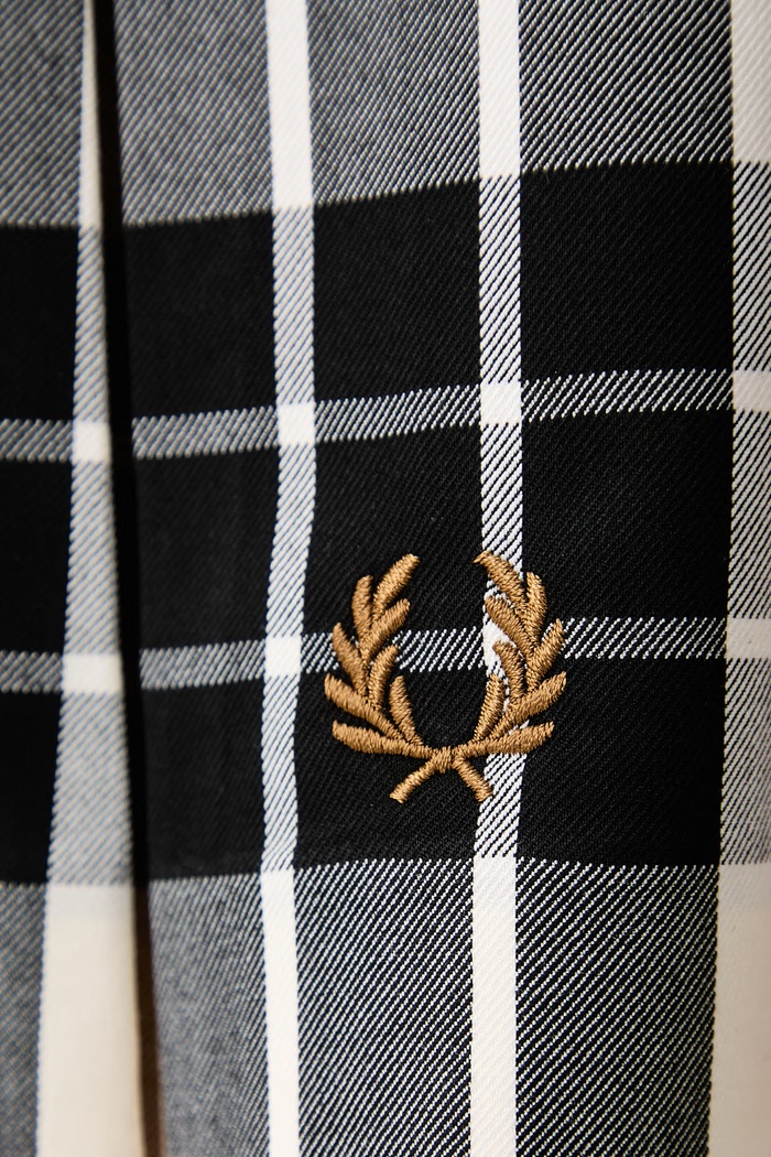 Spódnica plisowana z wiskozą Fred Perry beżowy E3104.560