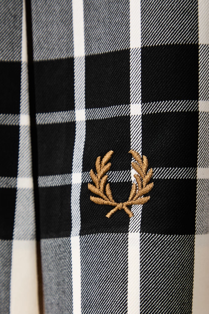 Spódnica plisowana z wiskozą Fred Perry beżowy E3104.560