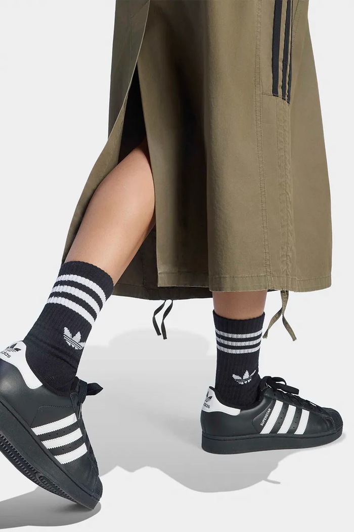Spódnica bawełniana Parachute adidas Originals zielony LE8297