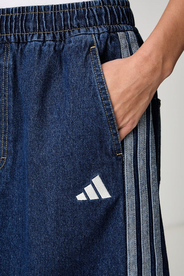 adidas spódnica rozkloszowana jeansowa Denim Pack granatowy KV0621