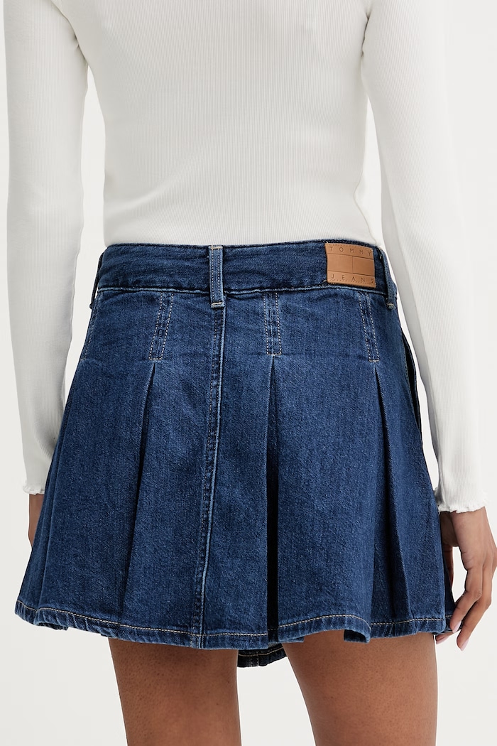 Ρούχα Tommy Jeans πλισέ φούστα ντένιμ DW0DW22897 σκούρο μπλε