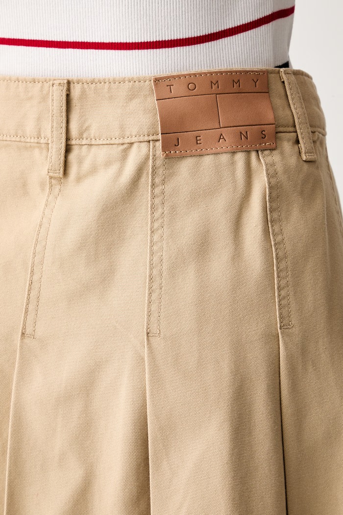 Tommy Jeans spódnica rozkloszowana bawełniana beżowy DW0DW23149