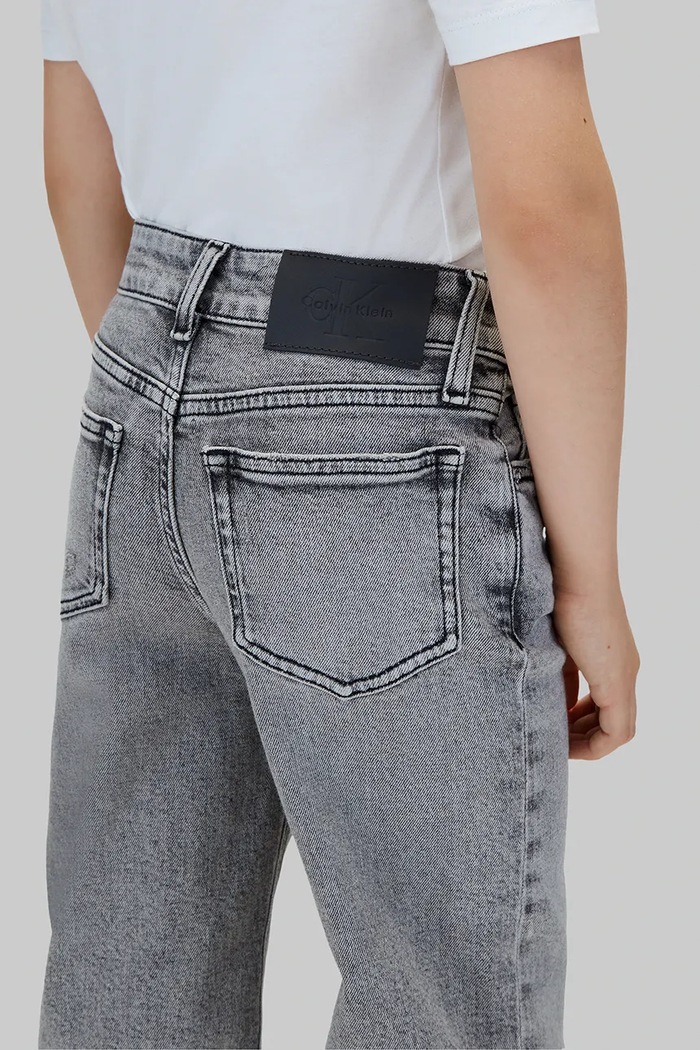 Calvin Klein Jeans jeansy dziecięce Skater szary LVCKTJC72B.9BY2