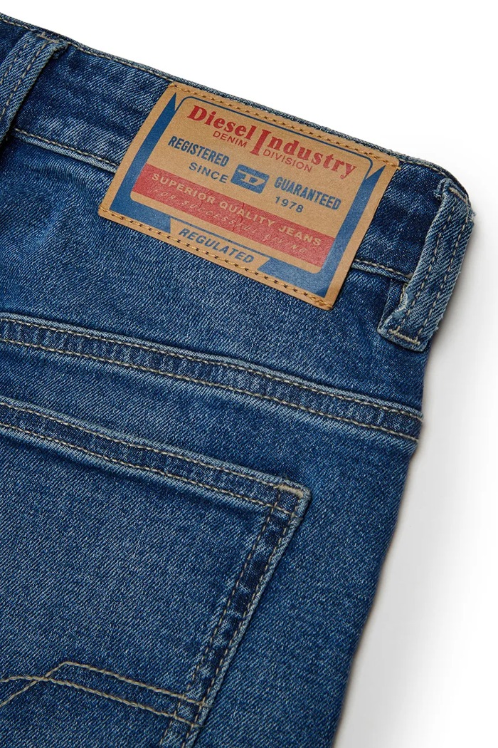 Diesel jeansy straight dziecięce D-DEVON-J TROUSERS niebieski J02889.KXBU3