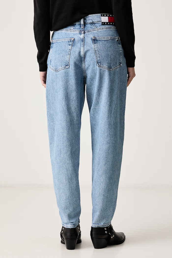 Odzież Tommy Jeans Jeansy mom fit damskie DW0DW21392 niebieski
