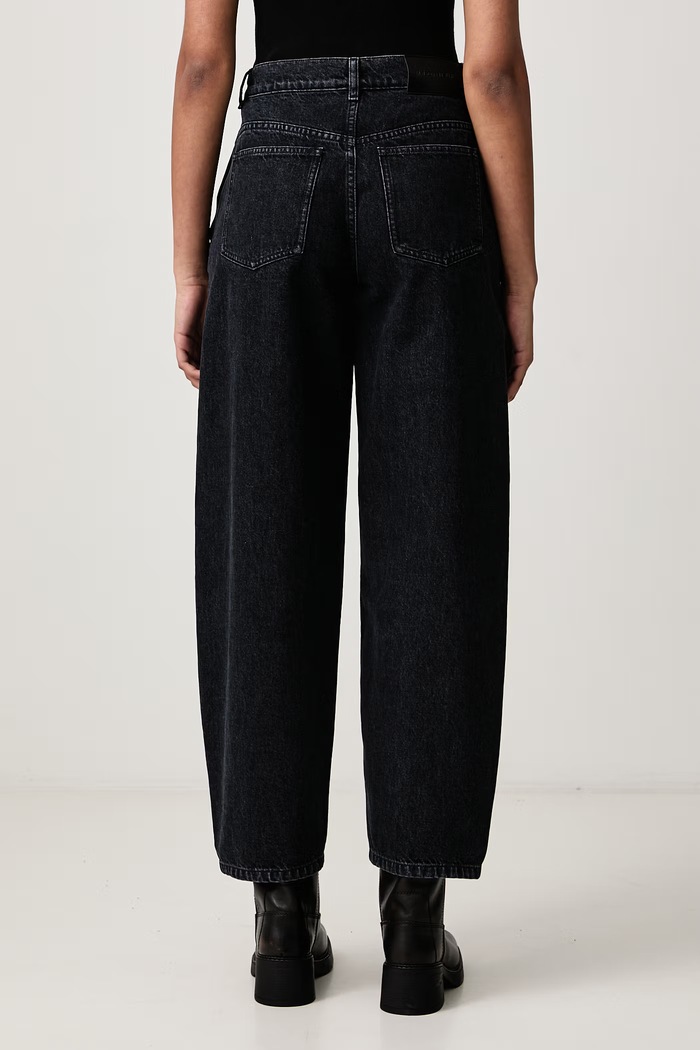Odzież Maison Kitsuné Jeansy straight damskie QW01109WD4031 granatowy