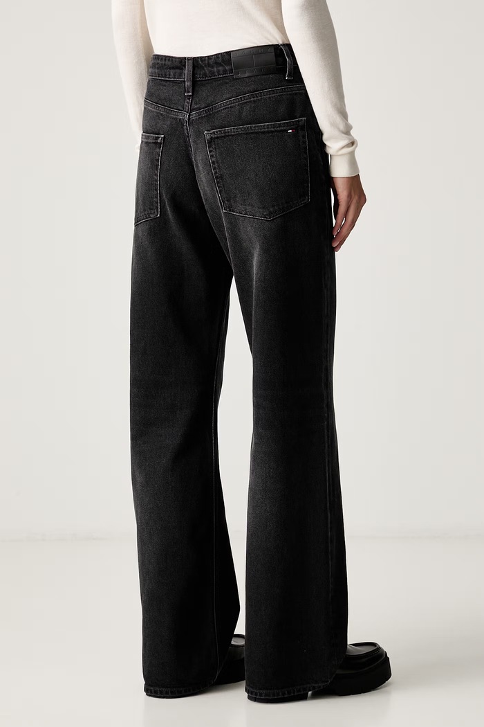 Oblačila Tommy Jeans kavbojke relaxed kroja ženske DW0DW23815 črna