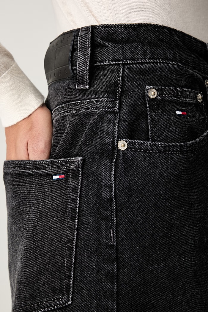 Tommy Jeans kavbojke relaxed kroja ženske črna DW0DW23815