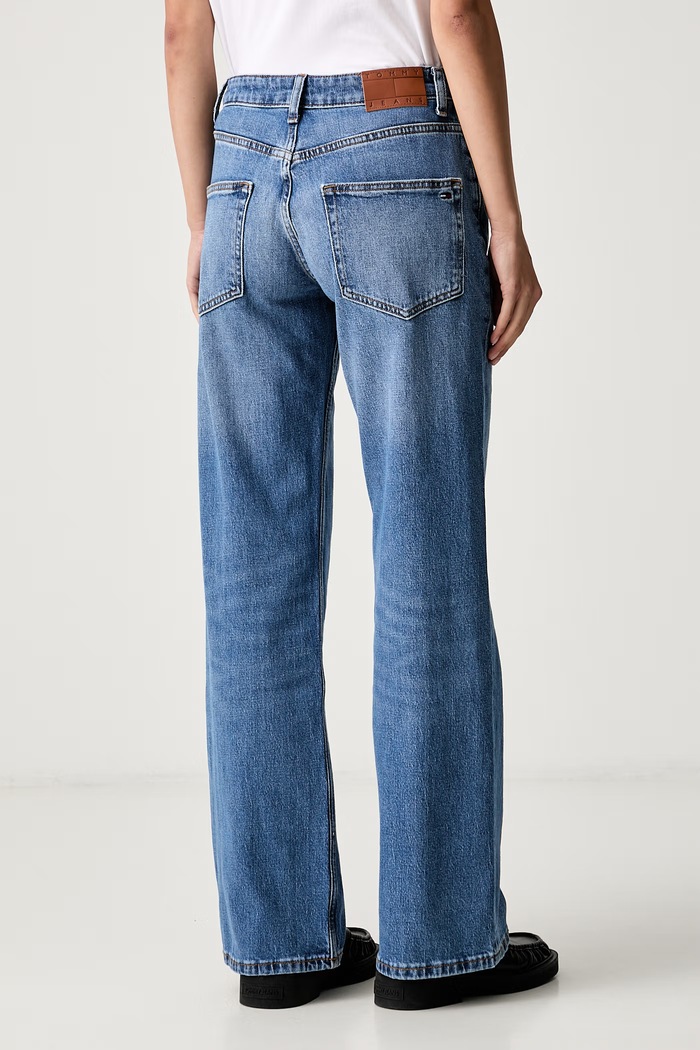 Oblačila Tommy Jeans kavbojke relaxed kroja ženske DW0DW23566 modra