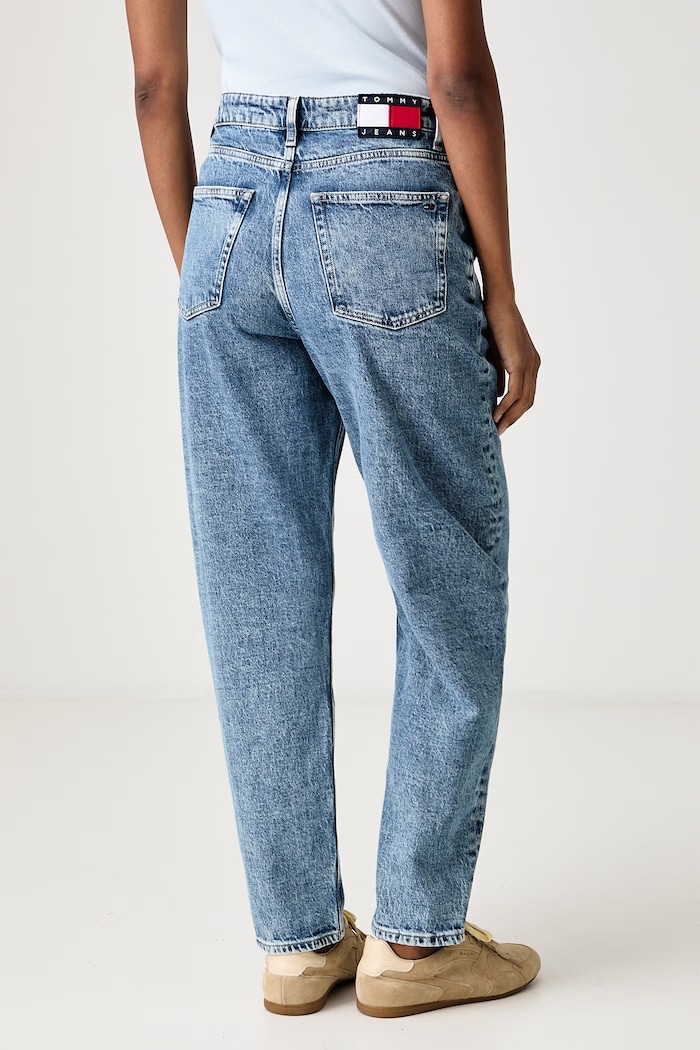 Odzież Tommy Jeans Jeansy mom fit damskie DW0DW23514 niebieski