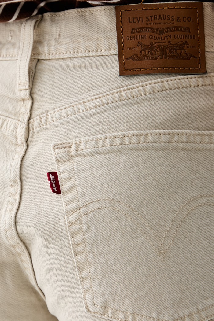 Levi's дънки slim fit дамски RIBCAGE SLIM бежов 0081W.0004