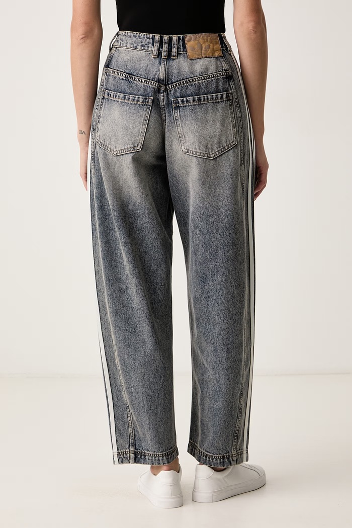 Odzież adidas Originals Jeansy relaxed fit damskie Denim Barrel LE8303 niebieski