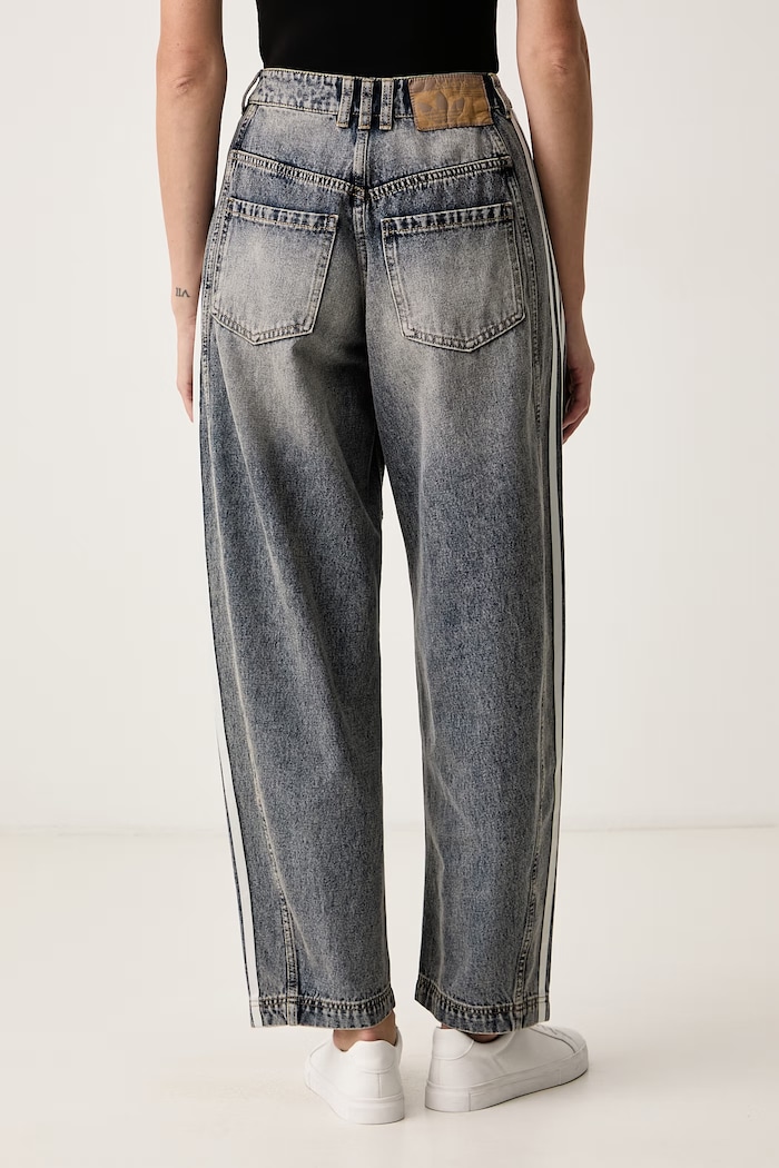 Odzież adidas Originals Jeansy relaxed fit damskie Denim Barrel LE8303 niebieski