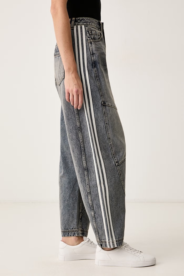 Jeansy relaxed fit damskie Denim Barrel adidas Originals LE8303 niebieski