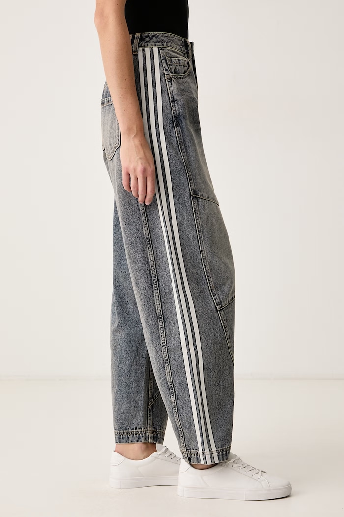 Jeansy relaxed fit damskie Denim Barrel adidas Originals LE8303 niebieski