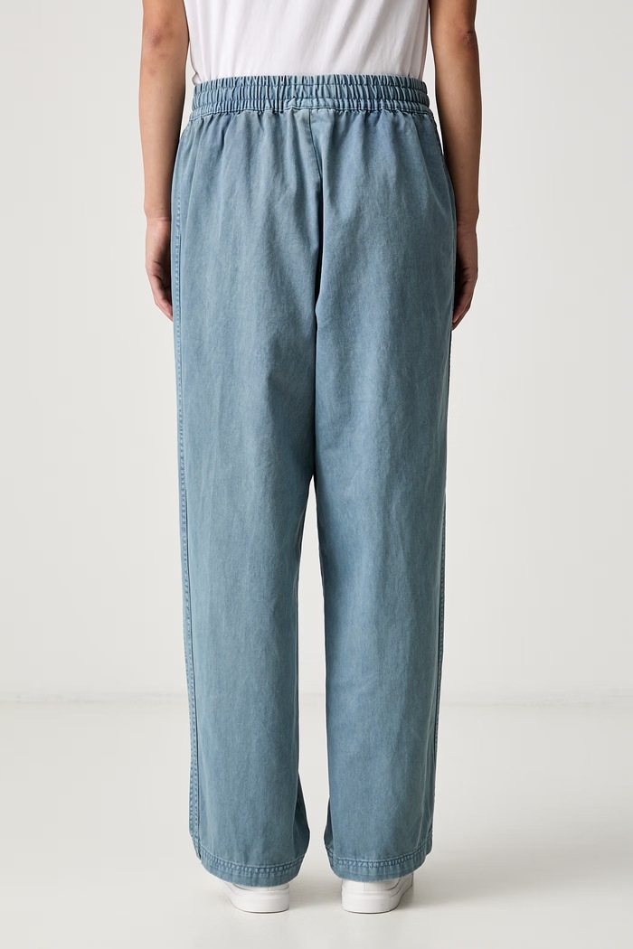 Odzież Puma jeansy relaxed fit damskie FUTURE PUMA ARCHIVE 638361 turkusowy