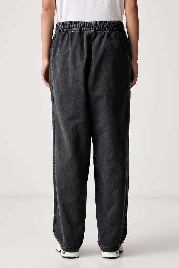 Odzież Puma jeansy relaxed fit damskie FUTURE PUMA ARCHIVE 638361 szary