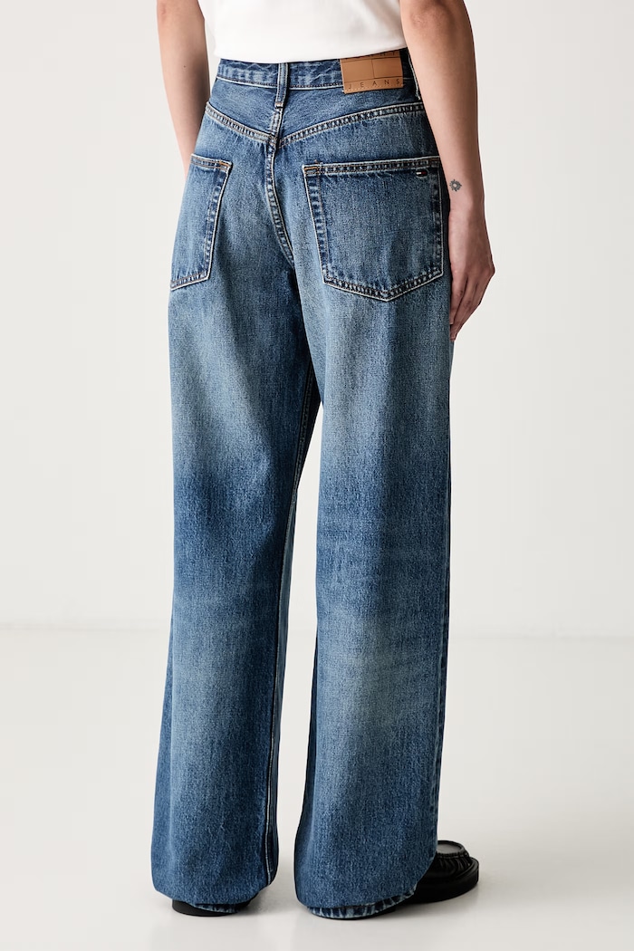 Odzież Tommy Jeans jeansy relaxed fit damskie DW0DW23798 brązowy