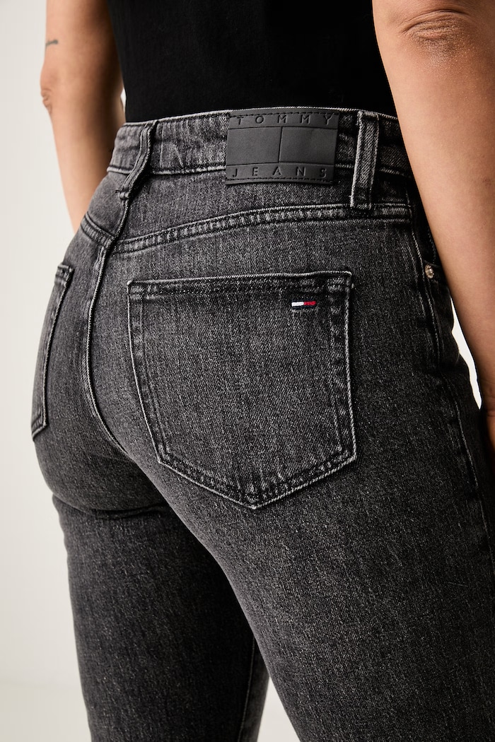 Tommy Jeans slim fit traperice za žene crna DW0DW23469