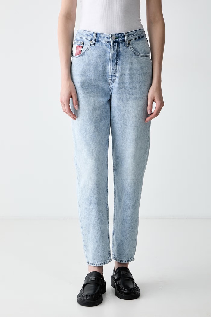 Tommy Jeans mom kavbojke ženske modra DW0DW23467