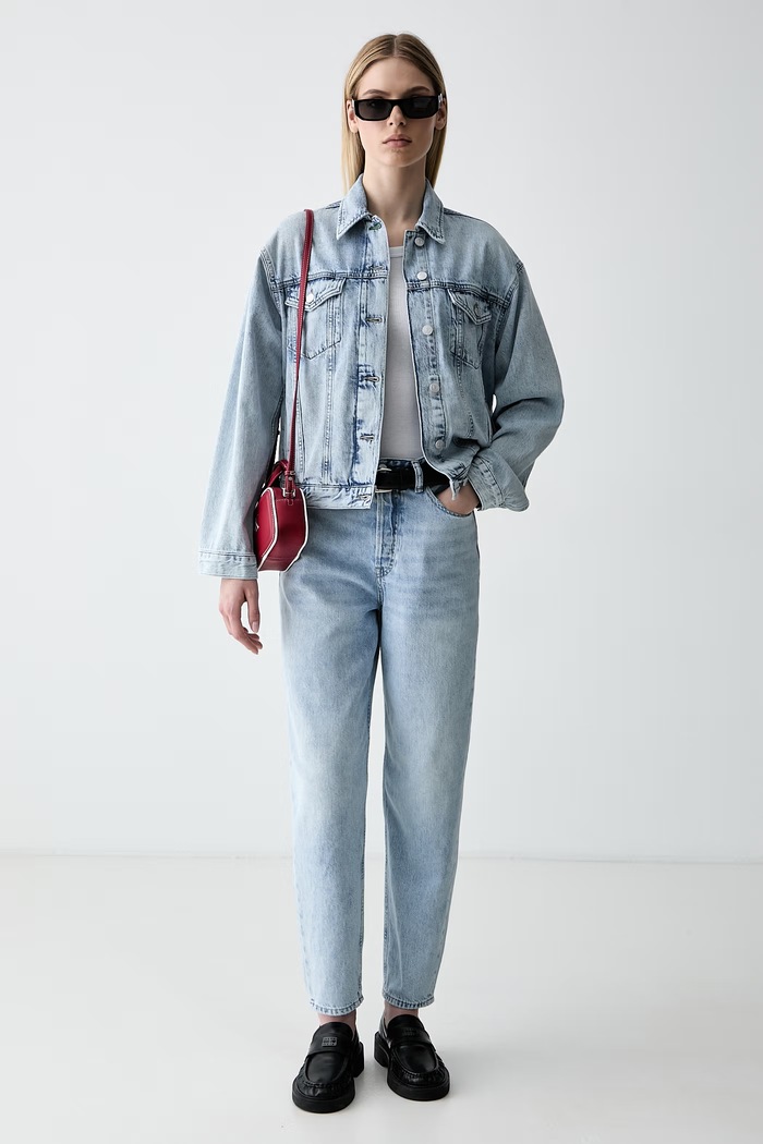 Tommy Jeans mom kavbojke ženske DW0DW23467 modra AW26