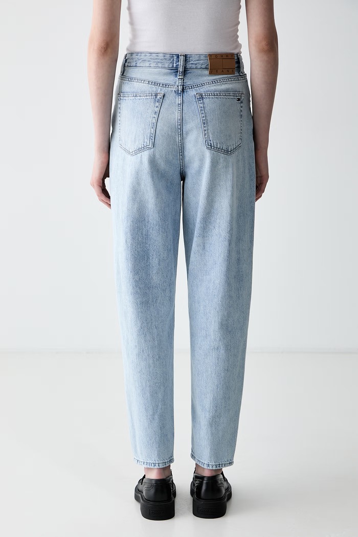 Oblačila Tommy Jeans mom kavbojke ženske DW0DW23467 modra