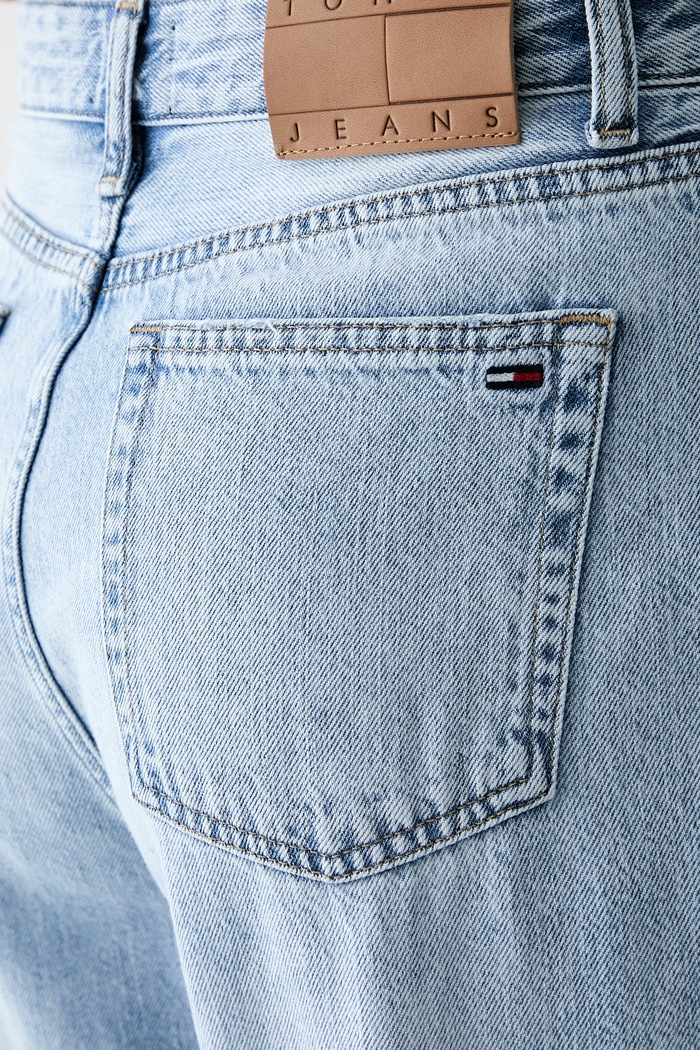 Tommy Jeans mom kavbojke ženske modra DW0DW23467
