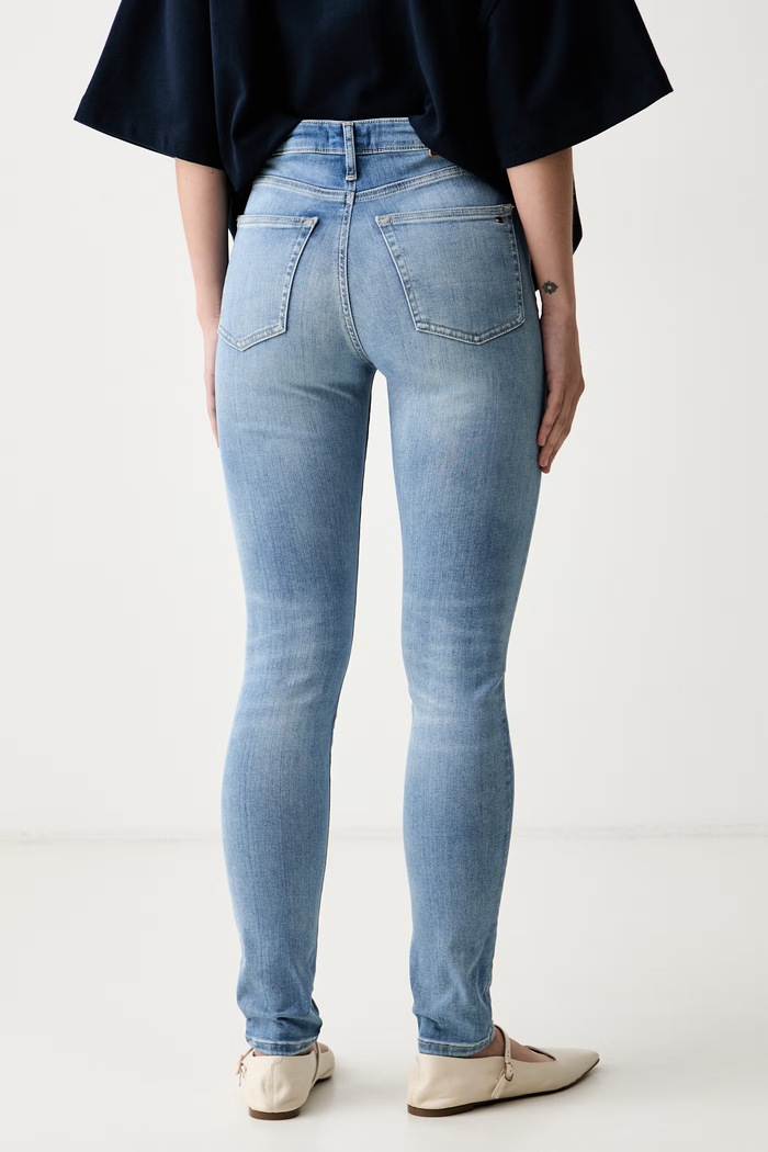 Odzież Tommy Hilfiger jeansy skinny damskie WW0WW49945 niebieski
