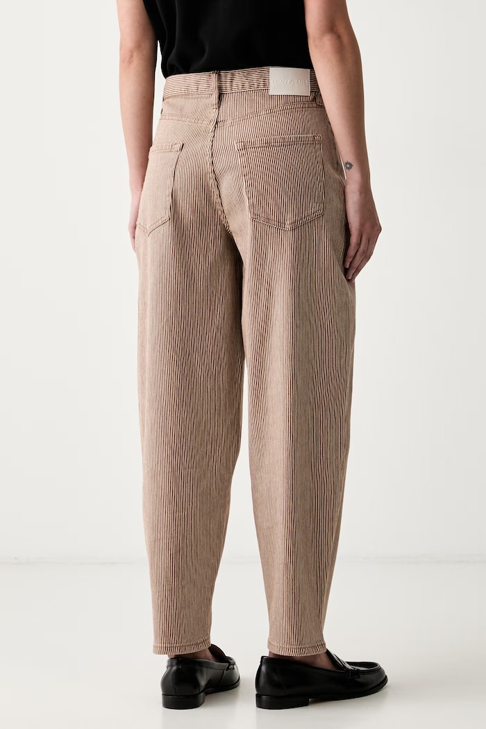 Odzież DKNY jeansy barrel damskie DJ6A4131 brązowy