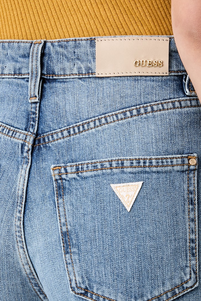 Guess jeansy mom fit damskie NEW MOM niebieski W6YA3J.D1542