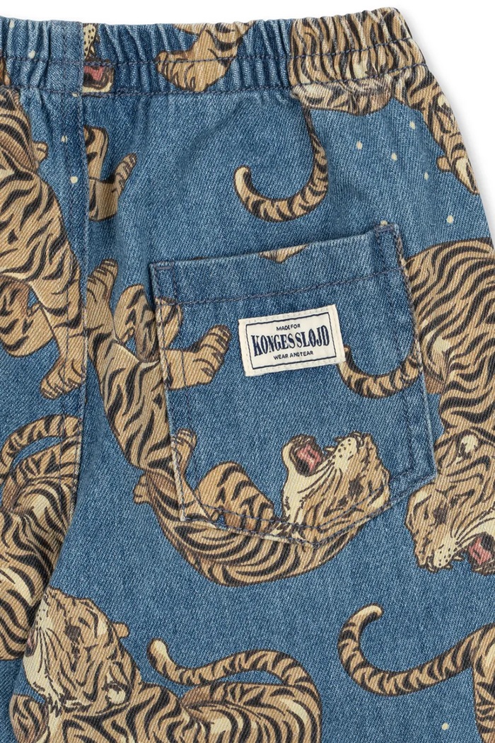 Jeansy relaxed fit dziecięce MAGOT PANTS GOTS Konges Sløjd KS106543.9BY2 niebieski