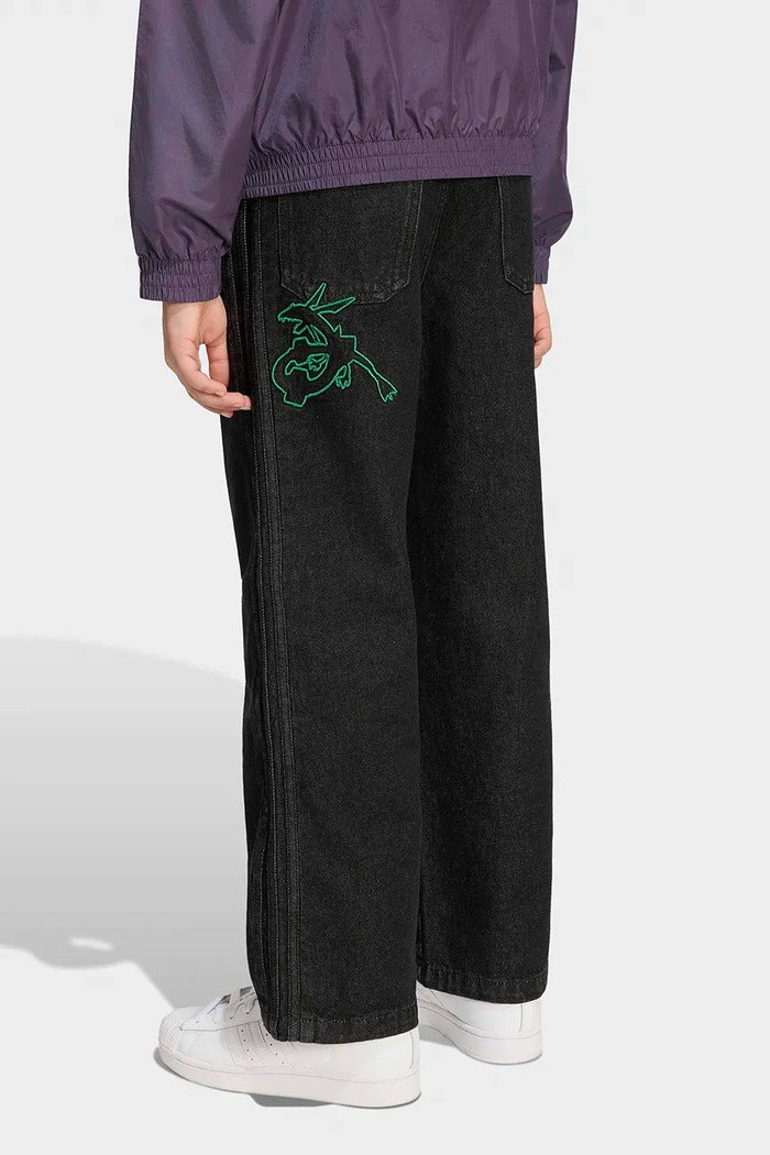 Jeansy loose dziecięce POKEMON adidas Originals czarny KS7111