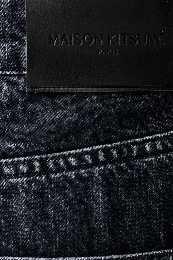 Tapered jeansy męskie Maison Kitsuné czarny MRMDP01WD4031