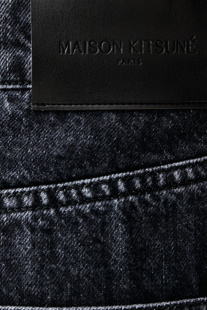 Tapered jeansy męskie Maison Kitsuné czarny MRMDP01WD4031