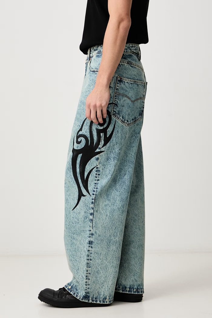 Graffiti Tribal джинси relaxed fit чоловічі Vetements MH27DJ089LB блакитний