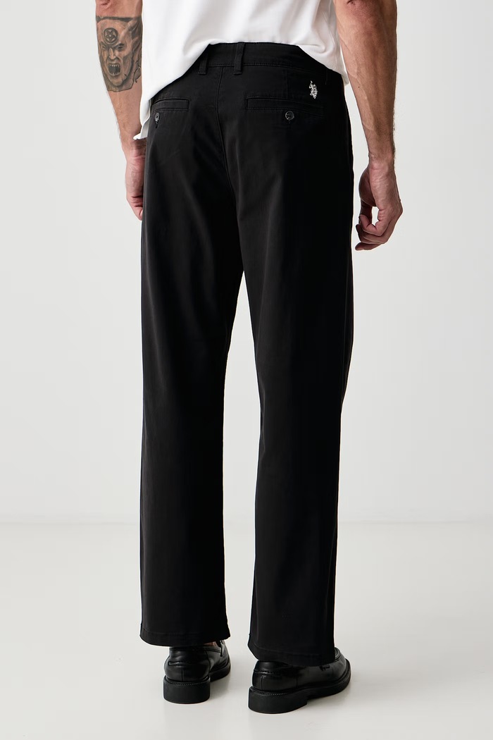 Odzież U.S. Polo Assn. Spodnie męskie bawełniane z elastanem RELAXED FIT CHINO MUP5479 czarny