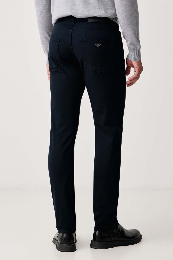 Odzież Emporio Armani Spodnie męskie bawełniane z elastanem EM000062.AF22611 granatowy