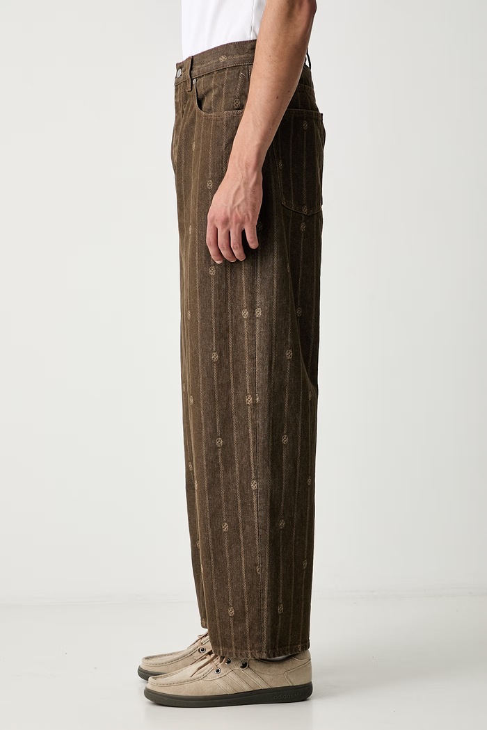 Drôle de Monsieur jeansy relaxed fit męskie Monogram brązowy L.BP168.CO315