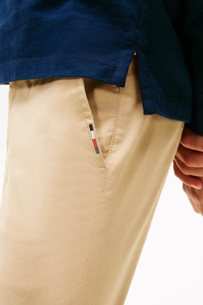 Spodnie chinos dziecięce z bawełną Tommy Hilfiger KB0KB09638.104.122.9BY2 beżowy