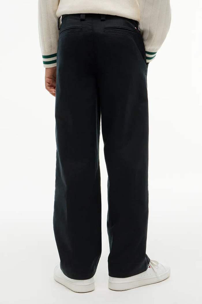 Chłopiec Tommy Hilfiger Spodnie chinos dziecięce bawełniane z elastanem KB0KB10199.128.176.9BY2 czarny